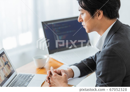 參加一個在線會議的商人 67052328