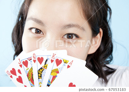 一張女人玩紙牌 一張女人玩紙牌 67053183