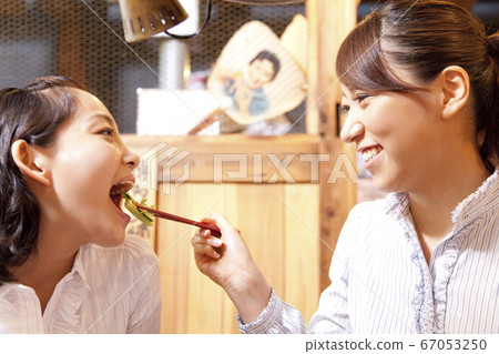 一個女人吃烤肉 67053250