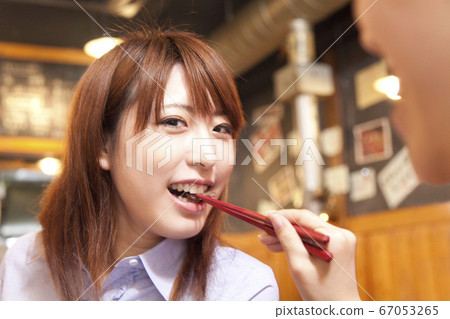 一個女人吃烤肉 一個女人吃烤肉 67053265