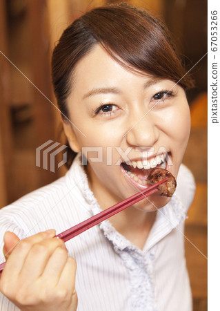 一個女人吃烤肉 一個女人吃烤肉 67053266