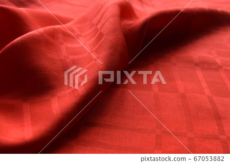 紅色的真絲織物看起來像個成年人 紅色的真絲織物看起來像個成年人 67053882