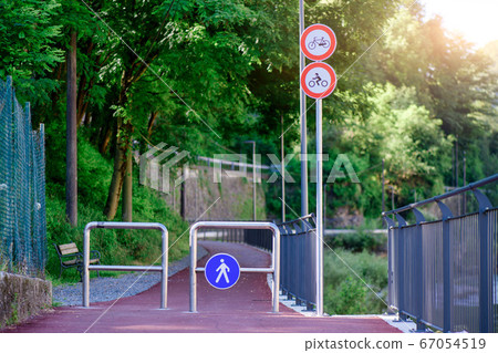Only personal entrance to the track Only personal entrance to the track 67054519