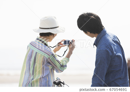 A couple strolling in the sea 67054691