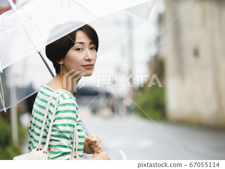 一個女人打著傘 67055114