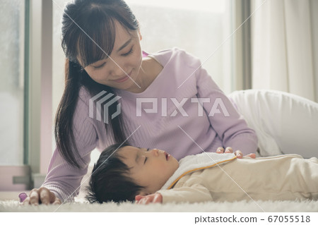A baby who takes a nap and a mother who sleeps and sleeps 67055518
