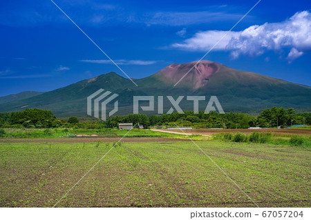 Mt. Asama in early summer seen from the starting point in Karuizawa Town, Nagano Prefecture Mt. Asama in early summer seen from the starting point in Karuizawa Town, Nagano Prefecture 67057204