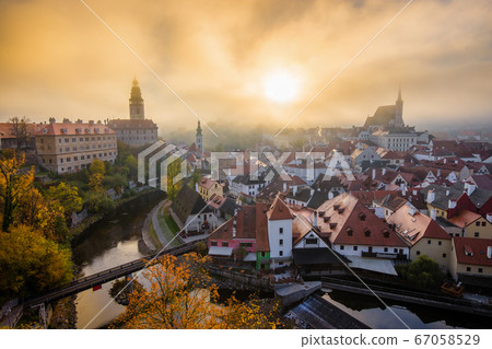 Historic town of Cesky Krumlov at sunrise in fall, Czech Republic 67058529
