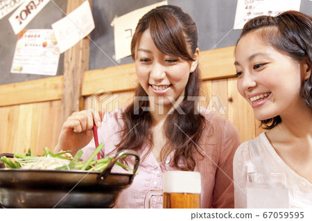一個吃火鍋菜的女人 67059595
