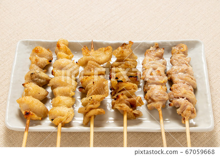 什錦的烤雞肉串（烤鹽）。切薩里/皮爾/邦吉。 67059668