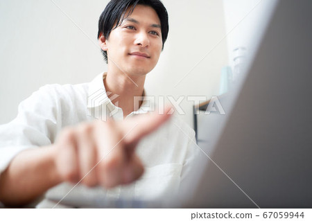 一個人按下個人計算機的開始按鈕 67059944