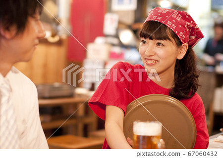 文員攜帶啤酒 文員攜帶啤酒 67060432