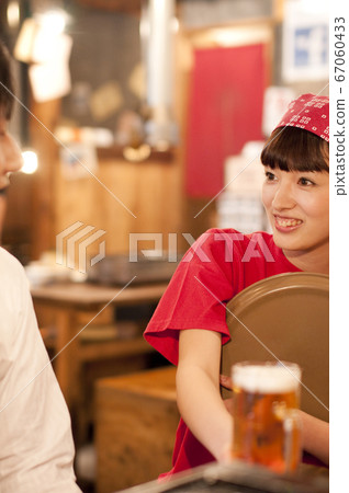 Clerk carrying beer 67060433