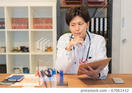 認為在檢查室的年輕男醫生 認為在檢查室的年輕男醫生 67061432