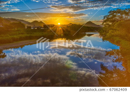 Morning glow 67062409