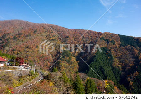 Autumn leaves of the Nobori ridge seen from the back of the Asama ridge on the trekking course of Mt. Autumn leaves of the Nobori ridge seen from the back of the Asama ridge on the trekking course of Mt. 67062742