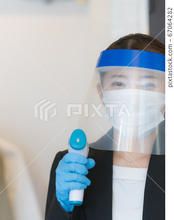 女職員測量溫度（電暈後的狀態） 67064282