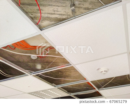 Partially open suspended ceiling, with plenum area 67065279