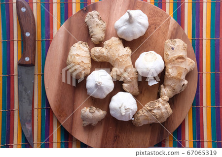 ginger and garlic on chopping board, top view ginger and garlic on chopping board, top view 67065319