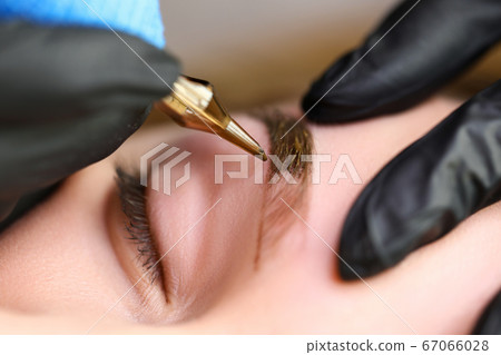 Beauty masters hands do permanent eyebrow makeup 67066028