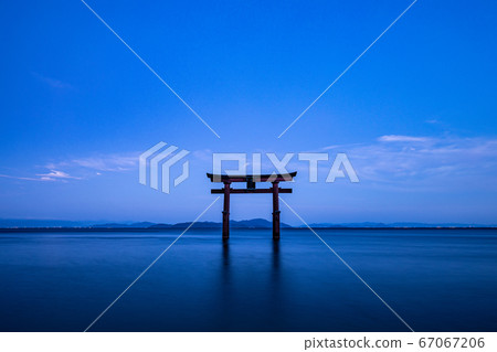 (Shiga Prefecture) Shirahige Shrine Otorii Evening view of the summer solstice 67067206