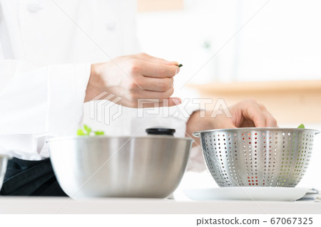 Male cook who prepares tomatoes [Hand] 67067325