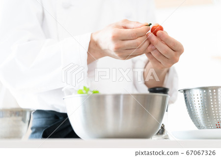 Male cook who prepares tomatoes [Hand] 67067326