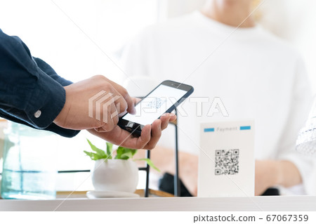 Men who make cashless payments with smartphones [QR code] 67067359
