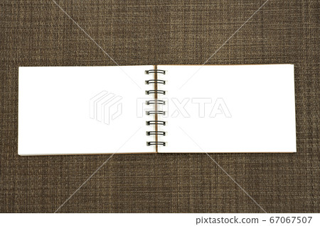 放在餐墊上的寫生簿 67067507