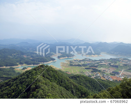 Cheongpung Lake, Cheongpung-myeon, Jecheon-si, Chungcheongbuk-do, Korea Cheongpung Lake, Cheongpung-myeon, Jecheon-si, Chungcheongbuk-do, Korea 67068962