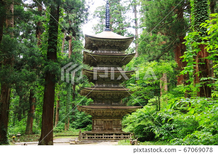 Five-storied pagoda of Yamagata Dewasanzan and the approach to the cedar trees in Mt. Haguro 67069078