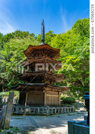 Ueda City, Nagano Prefecture, the octagonal triple tower of Anrakuji at the back of the summer Bessho Onsen 67069159