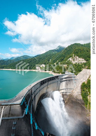Kurobe Dam in early summer (view from dam observatory) Kurobe Dam in early summer (view from dam observatory) 67069861