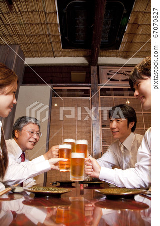 敬酒用啤酒的商人 敬酒用啤酒的商人 67070827
