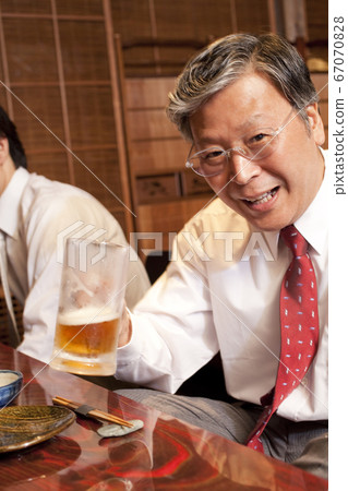 喝啤酒的商人 67070828
