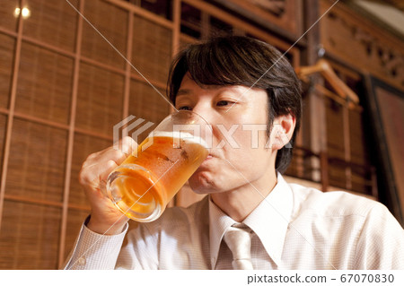 喝啤酒的商人 喝啤酒的商人 67070830