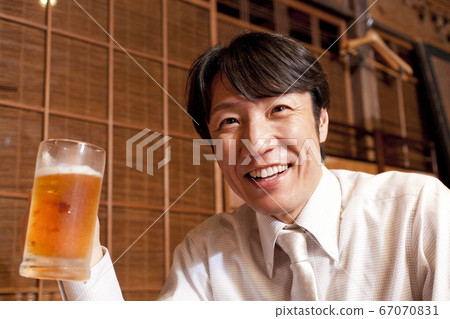 喝啤酒的商人 喝啤酒的商人 67070831