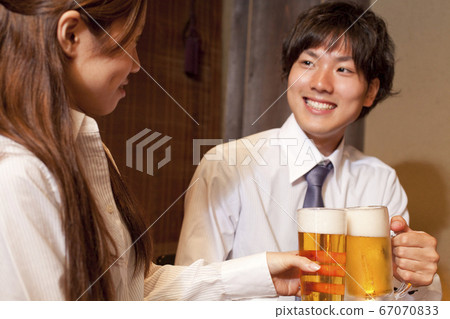 敬酒用啤酒的商人和女實業家 敬酒用啤酒的商人和女實業家 67070833