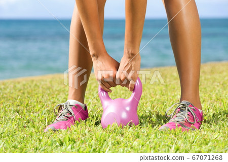 Fitness - kettlebell crossfit woman 67071268
