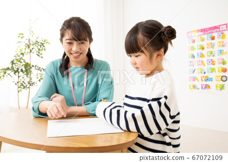 幼兒教育兒童和教師 幼兒教育兒童和教師 67072109