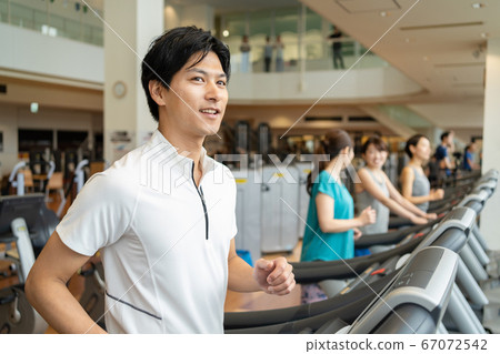 男子在健身房跑步機上跑步 67072542