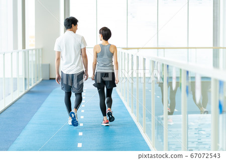 夫婦在健身房訓練的後視圖 67072543