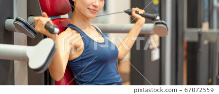 Woman doing muscle training in the gym 67072559