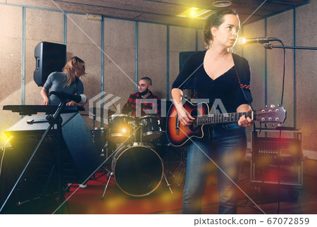 Repetition of music garage band 67072859