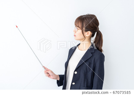 戴眼鏡解釋的一名婦女。 67073585