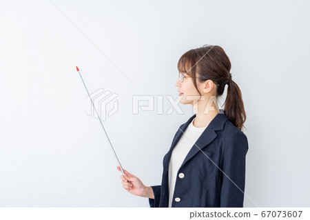 戴眼鏡解釋的一名婦女。 67073607