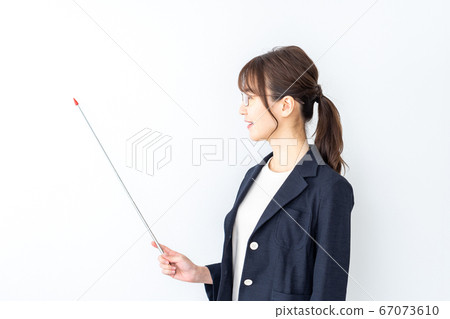 戴眼鏡解釋的一名婦女。 67073610