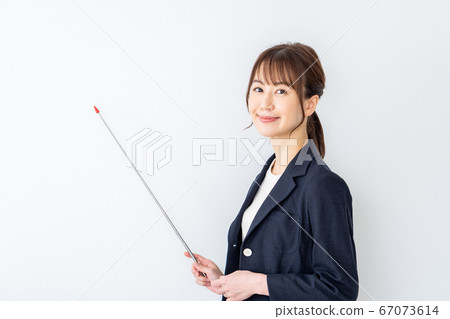 Women who explain. Women who explain. 67073614