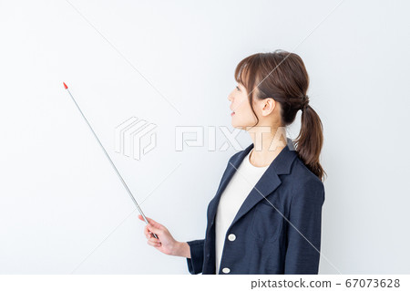 Women who explain. Women who explain. 67073628