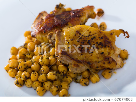 Baked chicken thighs with garbanzos Baked chicken thighs with garbanzos 67074003